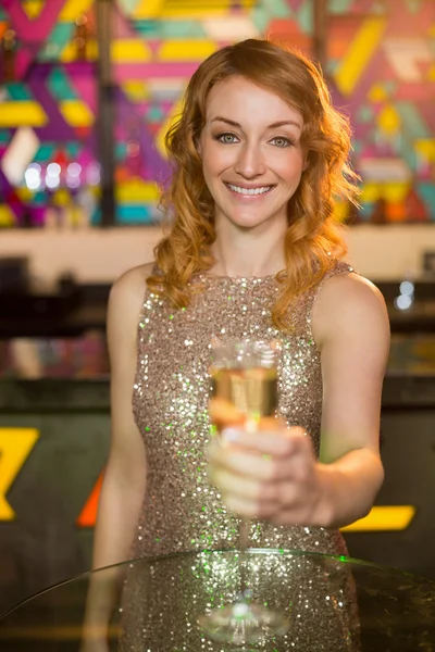 Vrouw met een glas champagne — Stockfoto