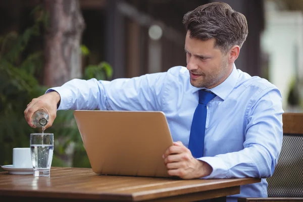 Zakenman gieten drank in glas — Stockfoto