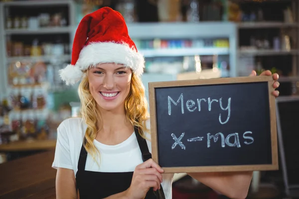 显示与快乐圣诞节标志黑板的女服务员 — 图库照片