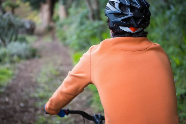 Mužské horský cyklista jedoucí na kole — Stock fotografie