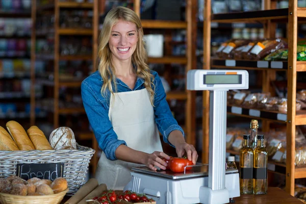 Mitarbeiter wiegen Gemüse im Supermarkt auf Waage — Stockfoto