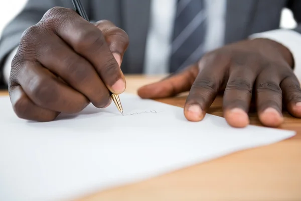 Hände eines Mannes, der ein Dokument unterschreibt — Stockfoto