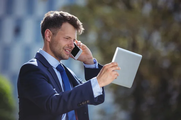 Empresario hablando por teléfono móvil — Foto de Stock