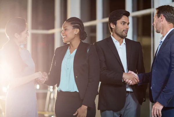 Groep ondernemers schudden handen met elkaar — Stockfoto