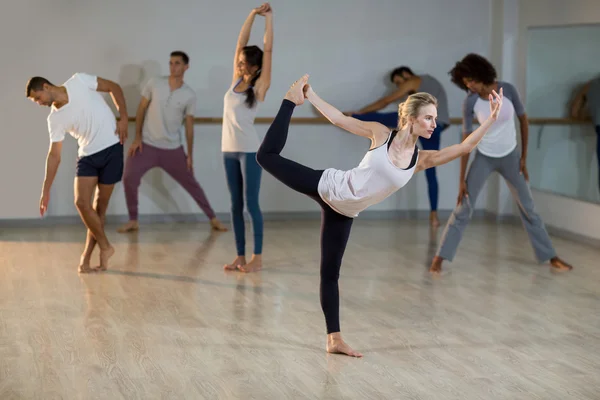 Donna che esegue esercizio di stretching — Foto Stock