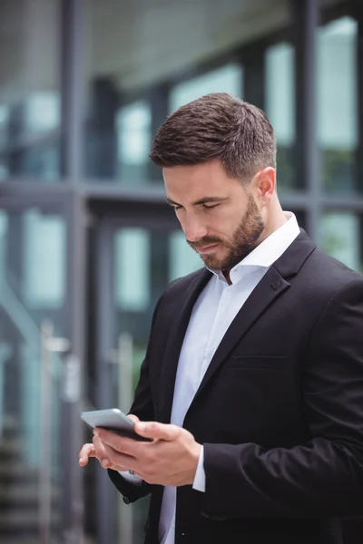 İş adamı cep telefonuyla konuşuyor. — Stok fotoğraf