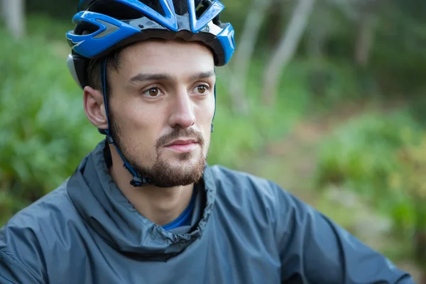 Férfi mountain bike az erdő — Stock Fotó