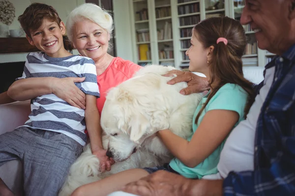 Abuelos y nietos con perro mascota —  Fotos de Stock