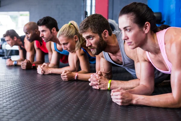 Gravi amici che si allenano in palestra — Foto Stock