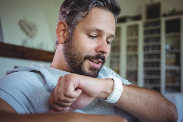 Father checking time on smart watch — ストック写真