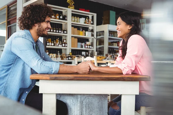 Pareja cogida de la mano y sonriendo — Foto de Stock