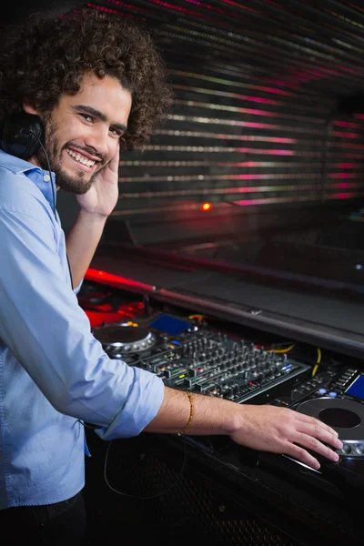 Männlicher DJ spielt Musik — Stockfoto