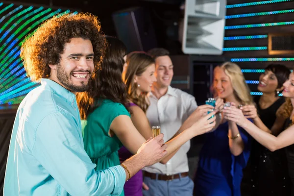 Gruppo di amici con tequila nel bar — Foto Stock