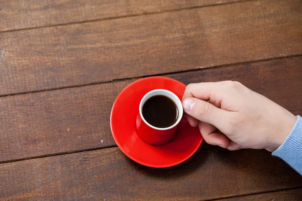 En man som håller i en kopp kaffe — Stockfoto