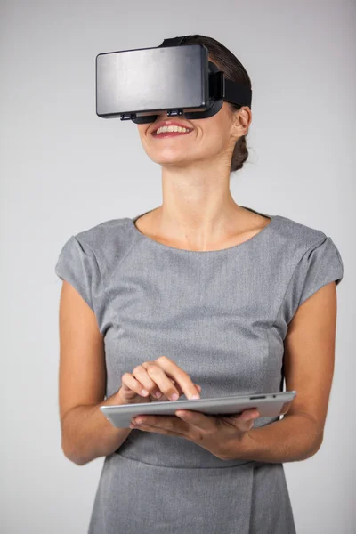 Frau mit Virtual-Reality-Headset — Stockfoto