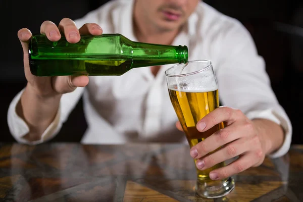 Ember a szakadó üveg sör — Stock Fotó