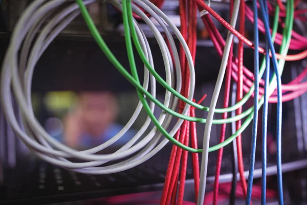 Kabel und Drähte im Serverraum — Stockfoto