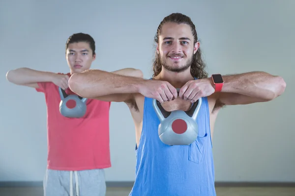 Los hombres haciendo ejercicio con kettlebell —  Fotos de Stock