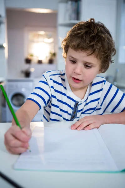 A fiú csinálja a házi feladatát. — Stock Fotó