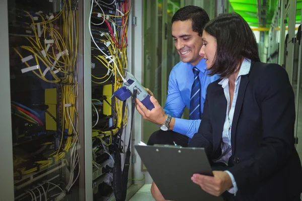 Technici die met behulp van digitale kabel analyzer — Stockfoto