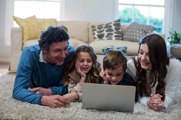 Familia feliz usando el ordenador portátil — Foto de Stock