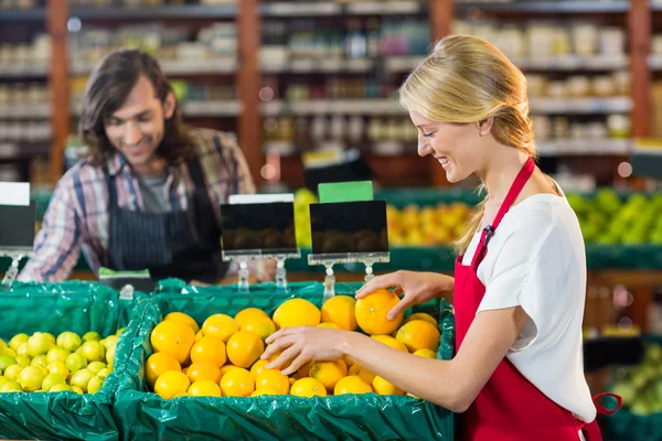 Personale che controlla la frutta nella sezione biologica — Foto Stock