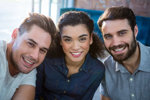 Trois amis souriants — Photo