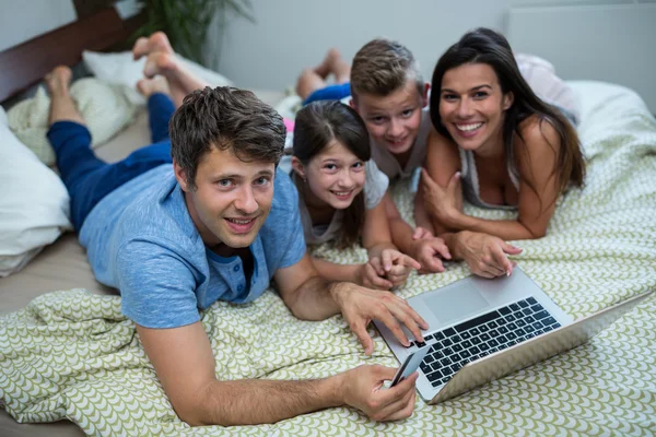 Famille faisant des achats en ligne sur ordinateur portable — Photo