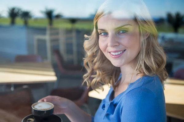 Усміхнена жінка тримає чашку кави — стокове фото