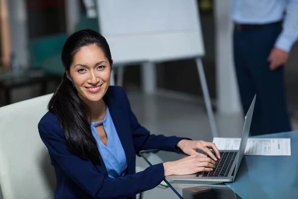 Femme d'affaires travaillant sur ordinateur portable — Photo