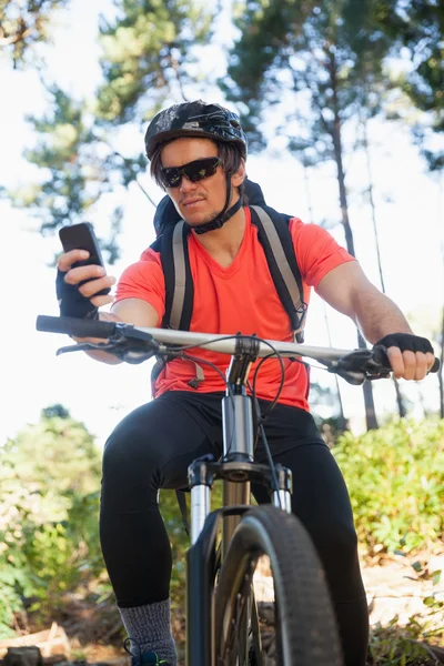 Cep telefonu kullaranarak Mountainbiker — Stok fotoğraf