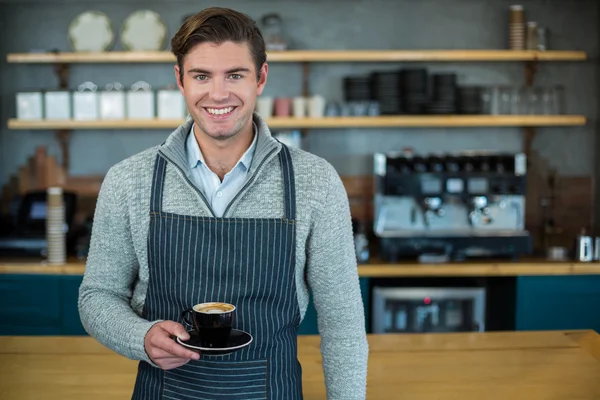 Kellner hält Tasse Kaffee — Stockfoto