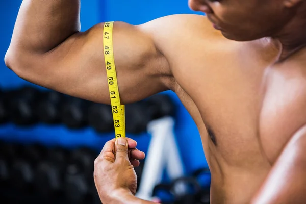 Uomo muscolare misurazione Bicipiti — Foto Stock