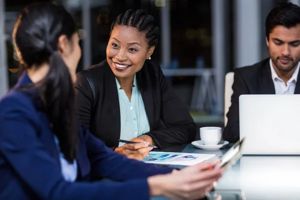 Imprenditrice che interagisce con un collega — Foto Stock