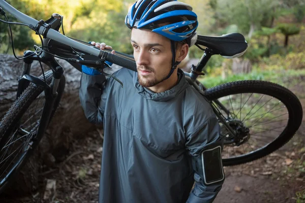 Mannelijke mountain biker vervoeren fiets — Stockfoto