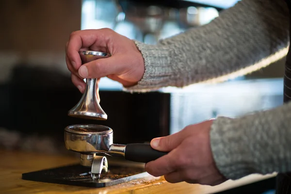 Číšníku, používající pěch stisknout mleté kávy — Stock fotografie
