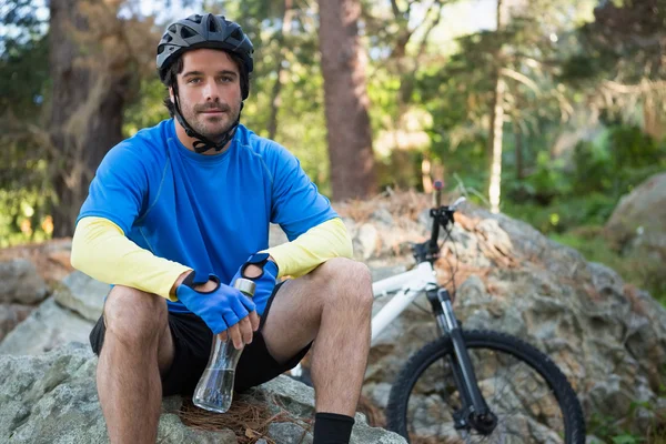 Montanha masculina segurando garrafa de água — Fotografia de Stock