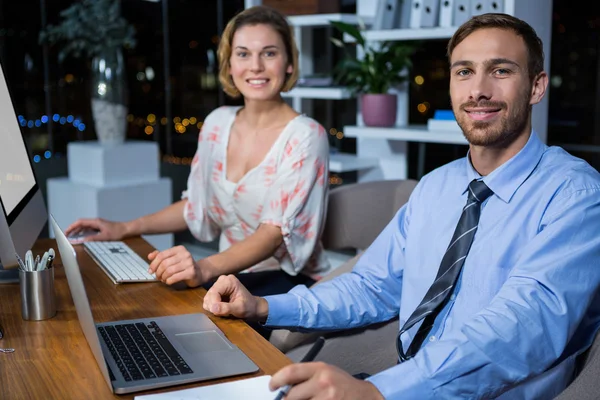 Företagare som arbetar på kontor — Stockfoto