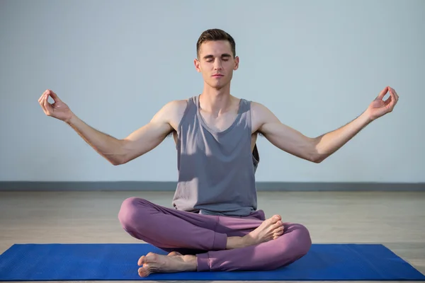 Yoga yapmak adam — Stok fotoğraf