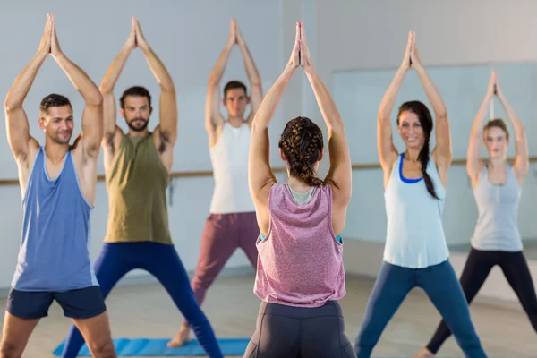 Instructor taking yoga class — Stock Photo, Image