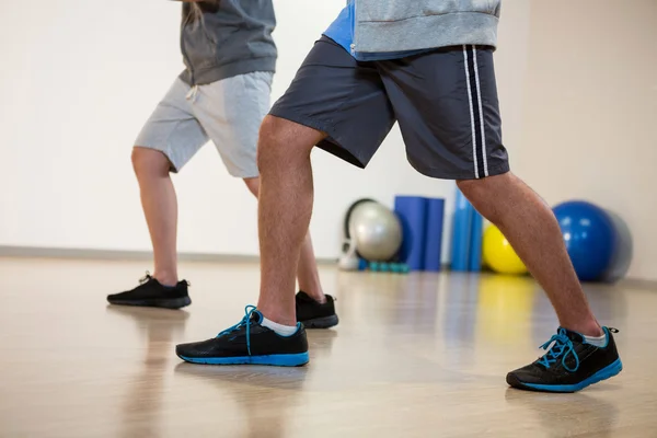 Män utför stretching övning — Stockfoto