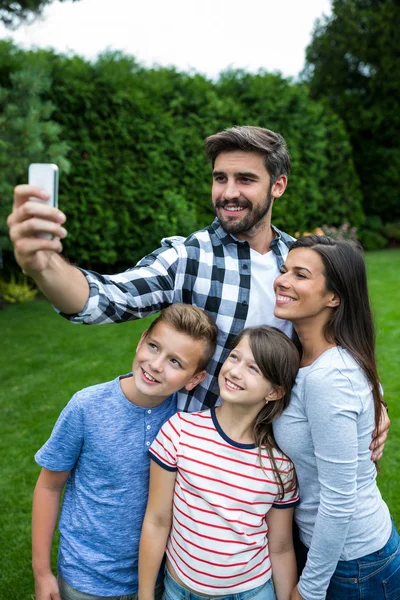 Family taking a selfie from phone — Φωτογραφία Αρχείου