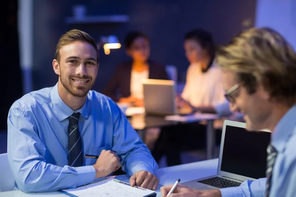 Affärsman som förbereder dokument i konferensrum — Stockfoto