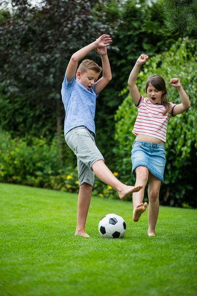 Crianças brincando com futebol no parque — Fotografia de Stock