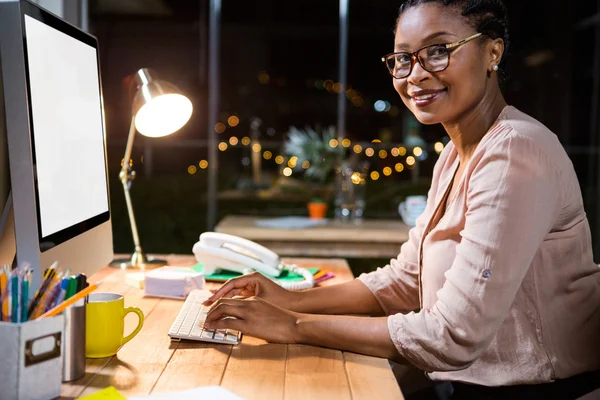 Zakenvrouw werken op computer bureau — Stockfoto