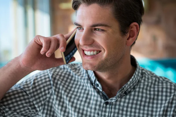 Uomo sorridente che parla al telefono — Foto Stock