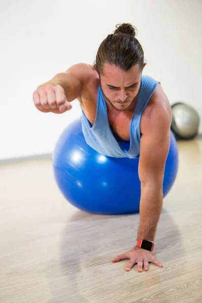 Man exercising on exercise ball — Stock Photo, Image