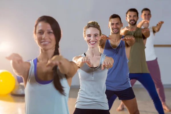 Equipe de fitness realizando exercício de alongamento — Fotografia de Stock