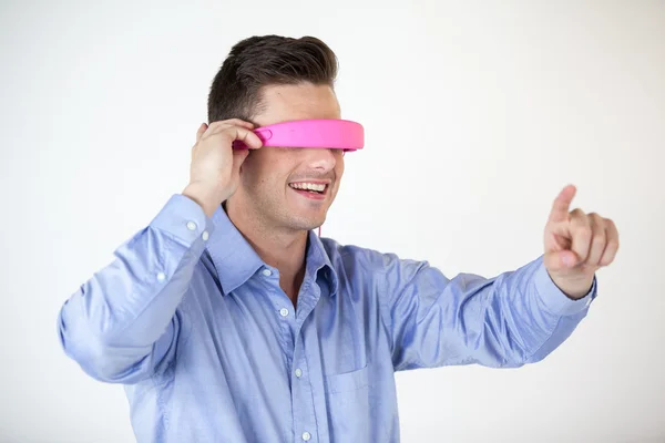 Hombre usando gafas de vídeo virtuales — Foto de Stock