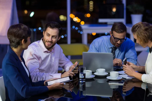 Les hommes d'affaires travaillant dans le bureau — Photo